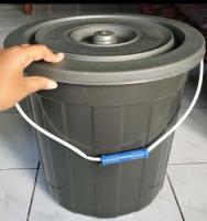 Ember tutup