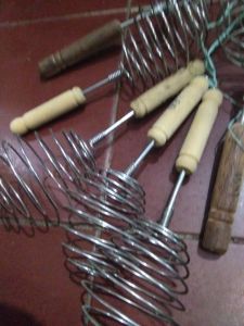 Pengocok telur besi gg kayu kecil 