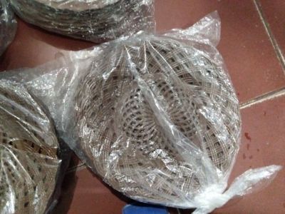 Piring rotan plastik motif coklat 