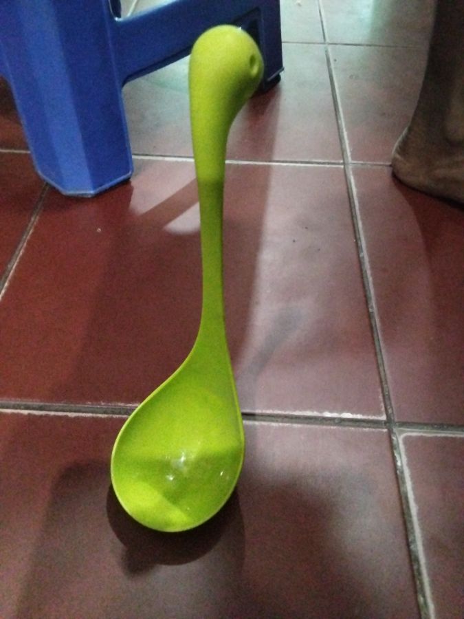 Sendok sayur plastik berdiri 