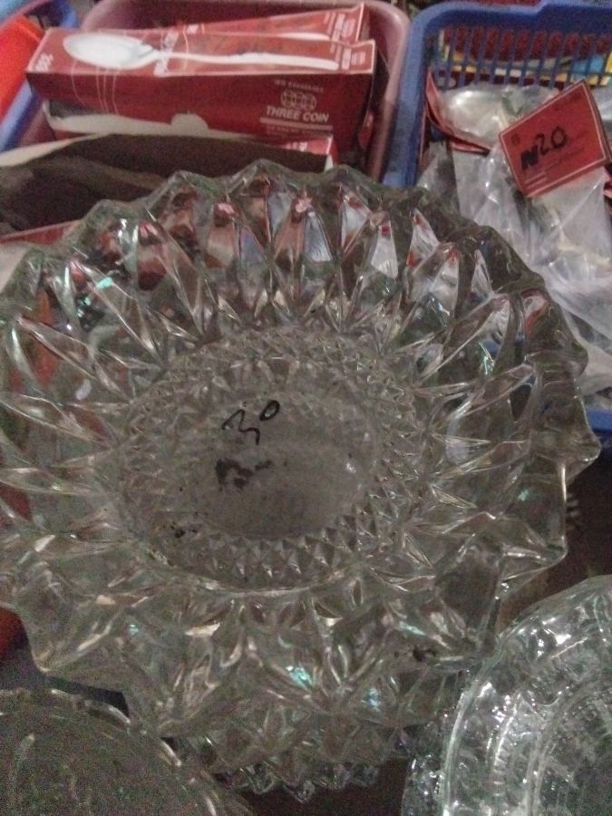 Asbak kaca motif mahkota 