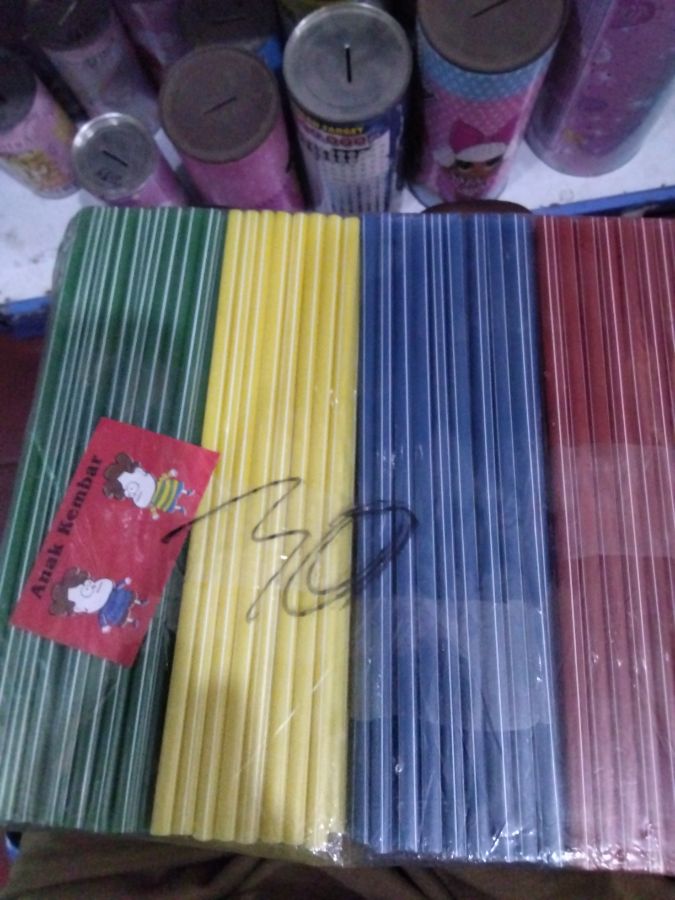 Sedotan anak kembar warna warni 