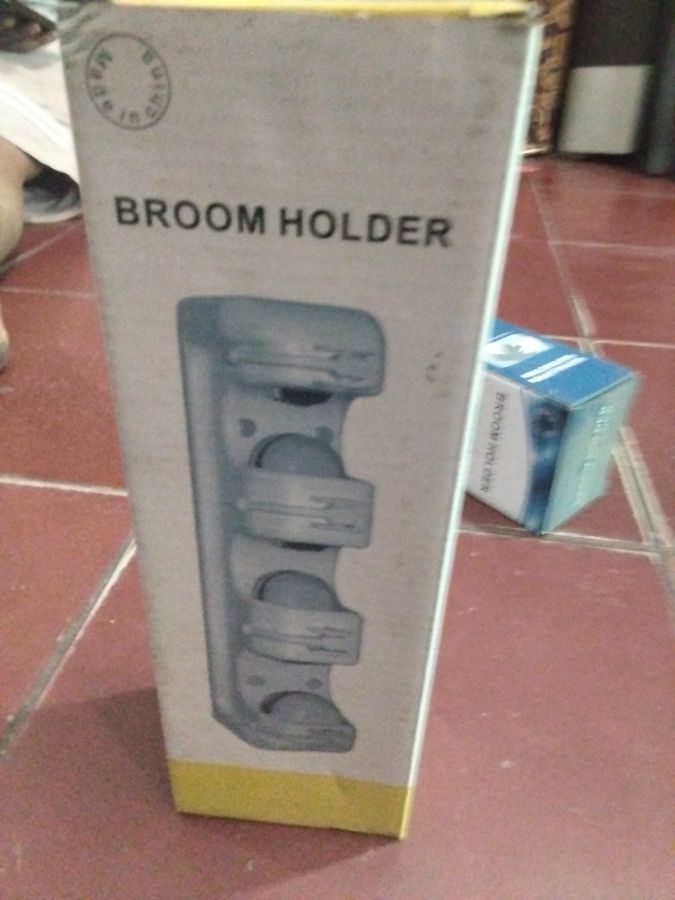 Broom holder 