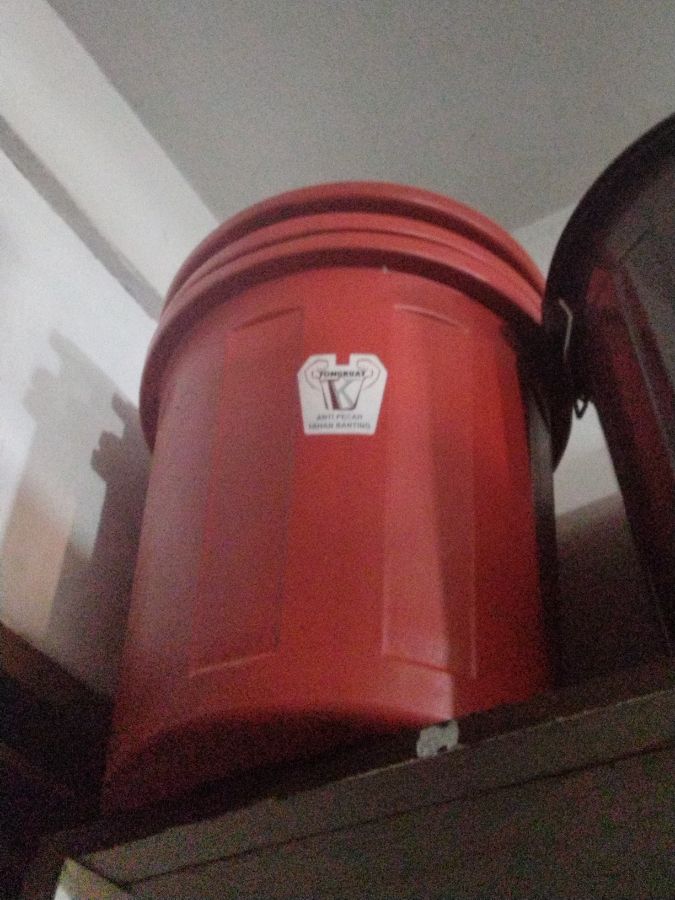 Ember tutup 100L merah hati 