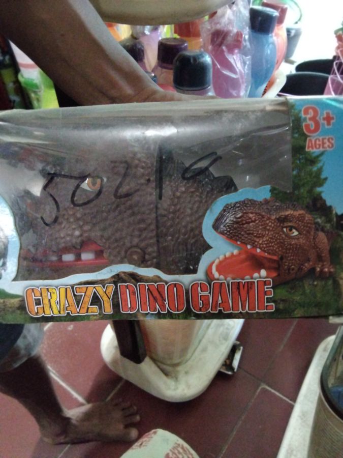 Mainan jebakan jari dino