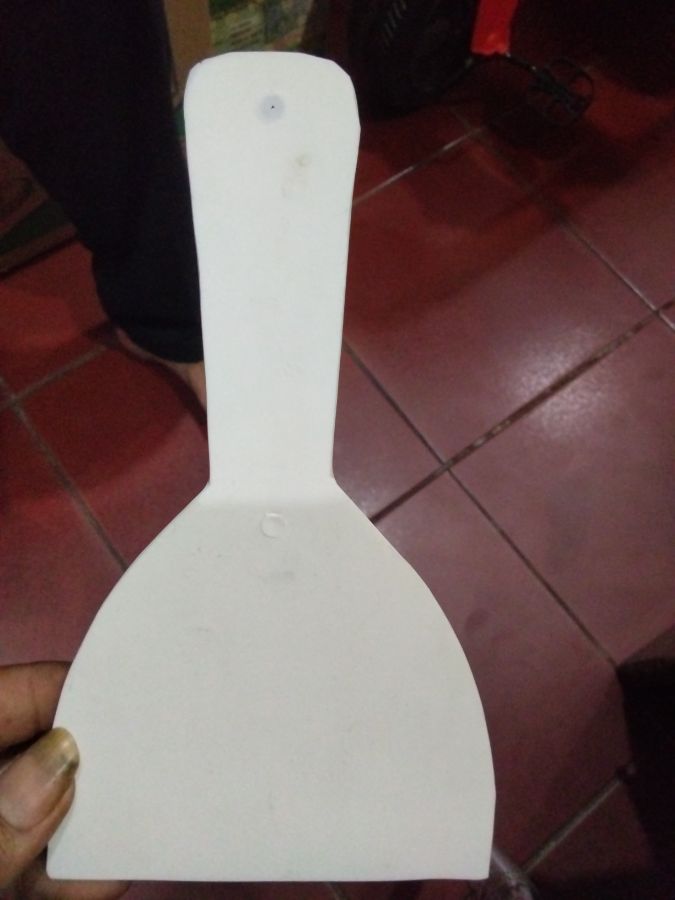 Sendok kue putih lebar