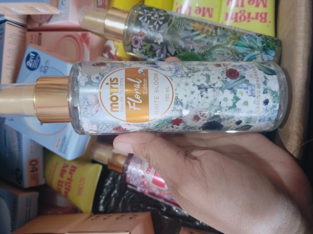 Moris floral white bloom