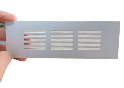 Ventilasi lobang angin kolong kompor putih