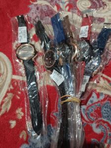 Jam huss puppies karet jarum