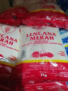 Tepung terigu lencana merah 1kg