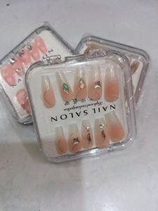 Kuku palsu  nail salon