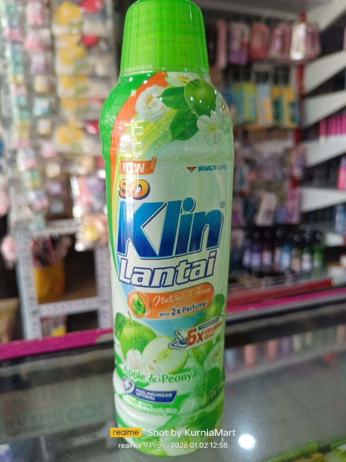 SoKlin lantai hijau muda botol 400ml