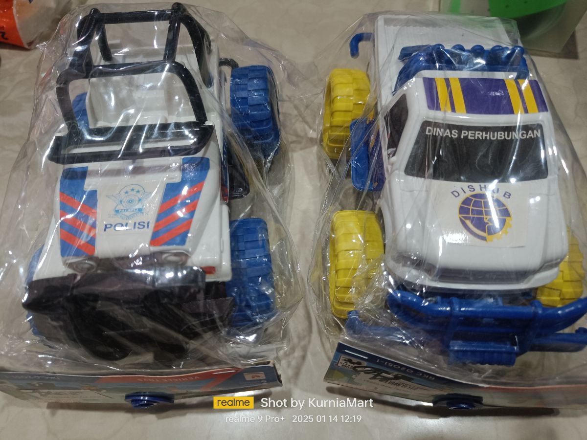 Mobil Jeep polisi/dishub