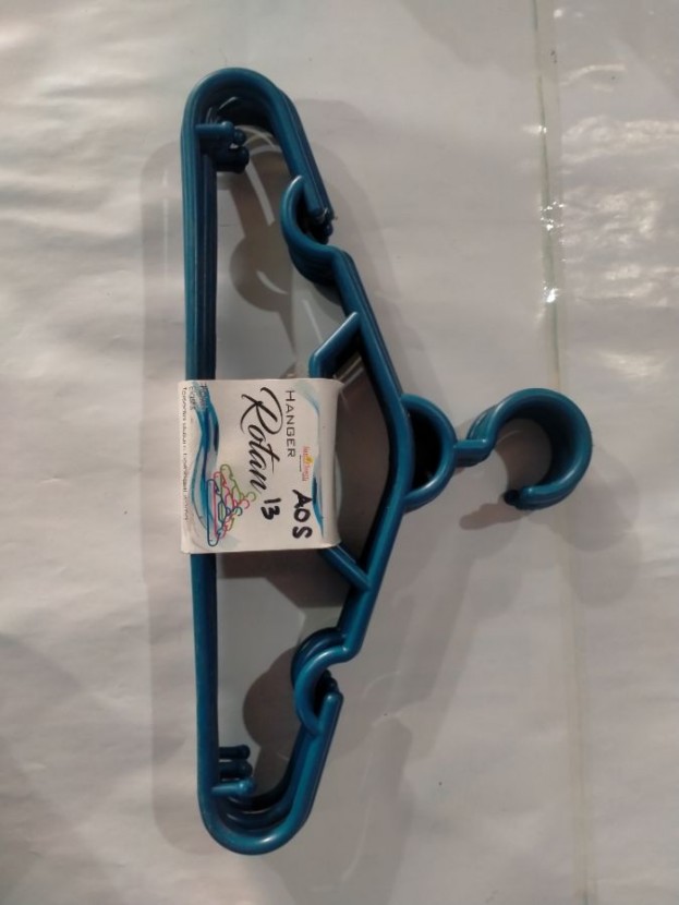 Hanger plastik tiga bintang