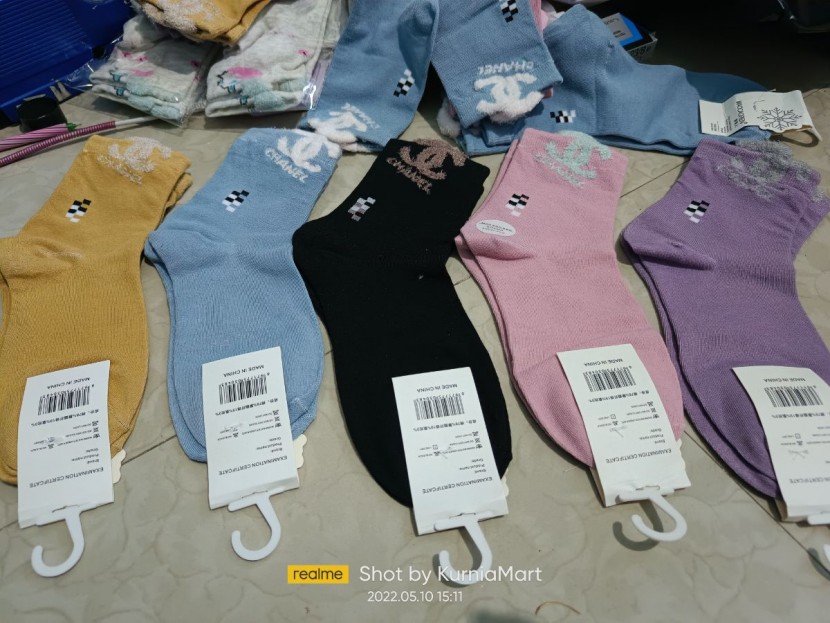 Kaos kaki Chanel warna