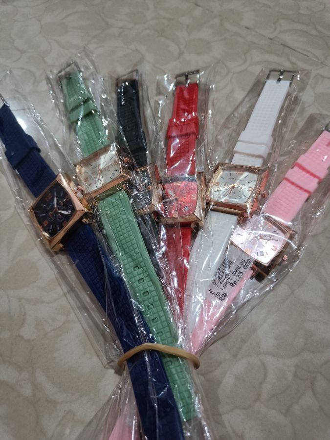 Jam warna cewek hush puppies