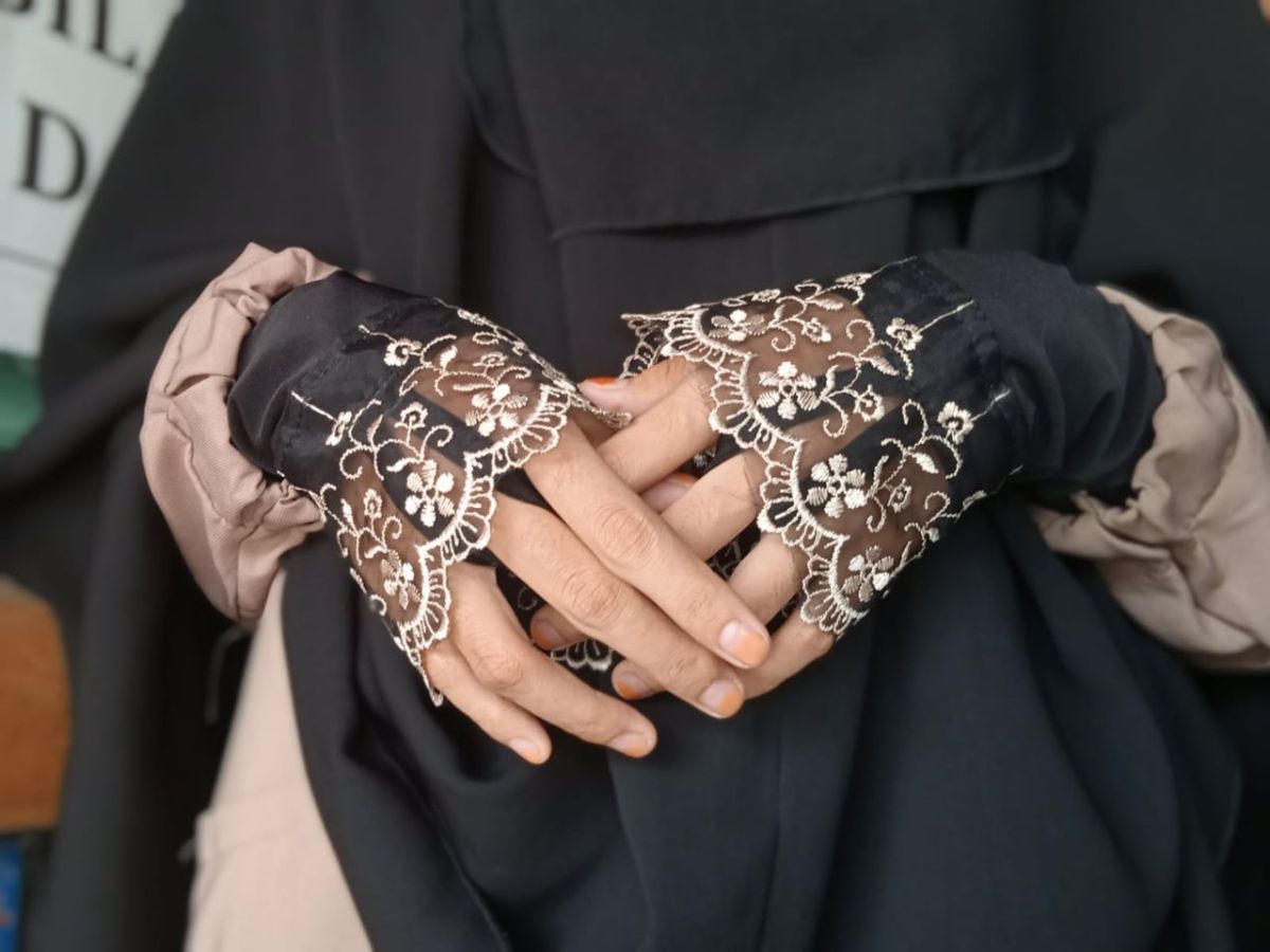 Handsock ring mahkota