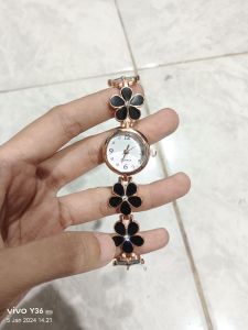Quartz Jam Tangan Cewek Rantai Bunga Black Gold