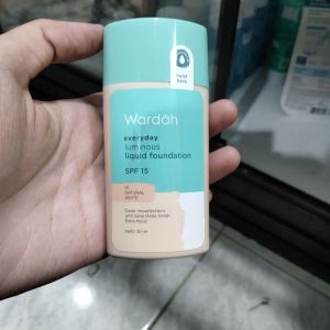 Wardah Everyday Luminous Liquid Foundation SPF 15 No.01 Natural White 35ml