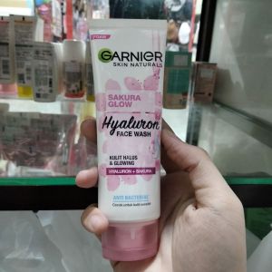 Garnier Skin Naturals Sakura Glow Hyaluron Face Wash