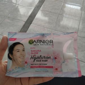 Garnier Skin Naturals Sakura Glow Hyaluron Face Wash