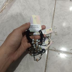Ikat Rambut Mutiara Isi 2
