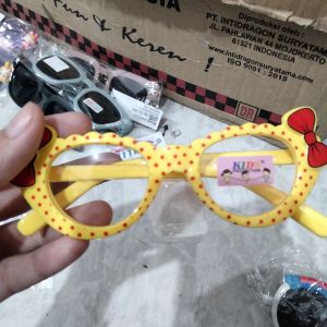 Kacamata Polkadot Pita