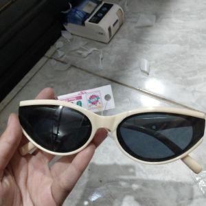 Kacamata Wanita Oval Cream