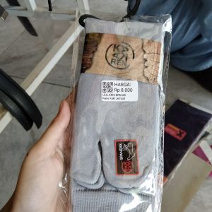 Kaos kaki jempol