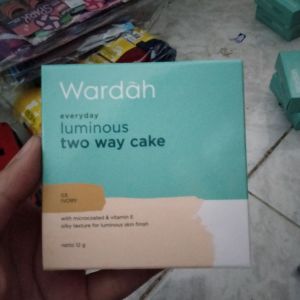 Wardah Everyday Luminous Two Way Cake No.03 Ivory