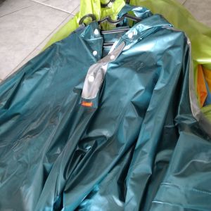 Elmondo Poncho Lengan Hijau