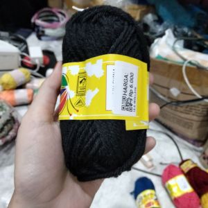 Benang Wol/ Hitam
