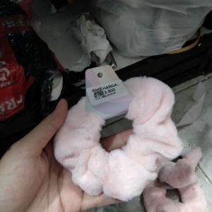 Tali rambut bulu pink