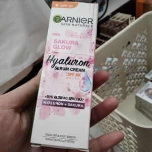 Garnier Skin Naturals Sakura Glow Hyaluron Serum Cream SPF 30 PA+++