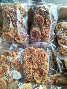 Peyek kacang magelang