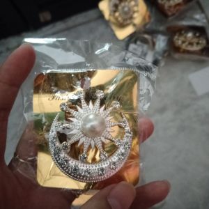 Bross Bulan Sabit Putih