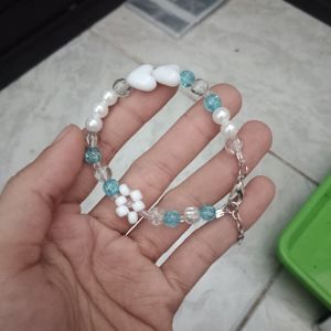Gelang Mote Love Putih
