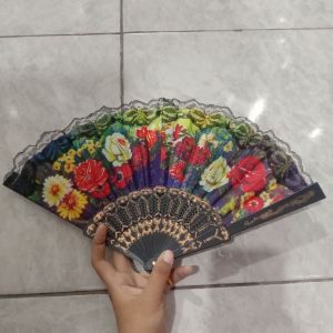 Kipas Lipat Renda Hitam