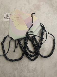 Gelak Manik Hitam