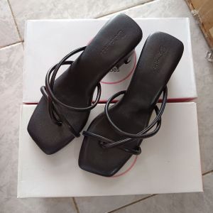 Bella DR Bellys Heels/ Hitam/ 39