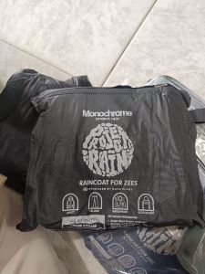 Jas Hujan Monochrome/ Hitam