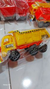 Heavy dump truck