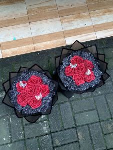 Bucket Bunga Mawar 6 Tangkai - Maroon