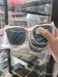 Kacamata Hitam Cream
