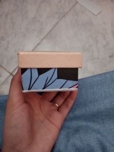 BOX KADO/ 6  6 CM/ MOTIF DAUN/ CREAM