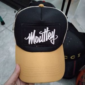 Topi Moutley Hitam Cream 