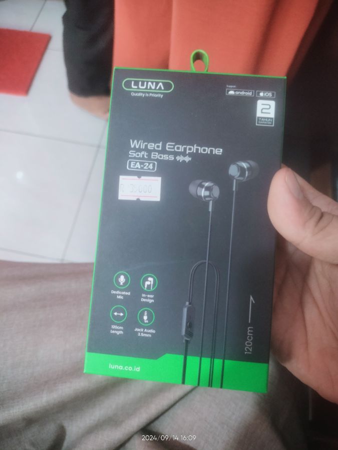 Hf Luna EA-24