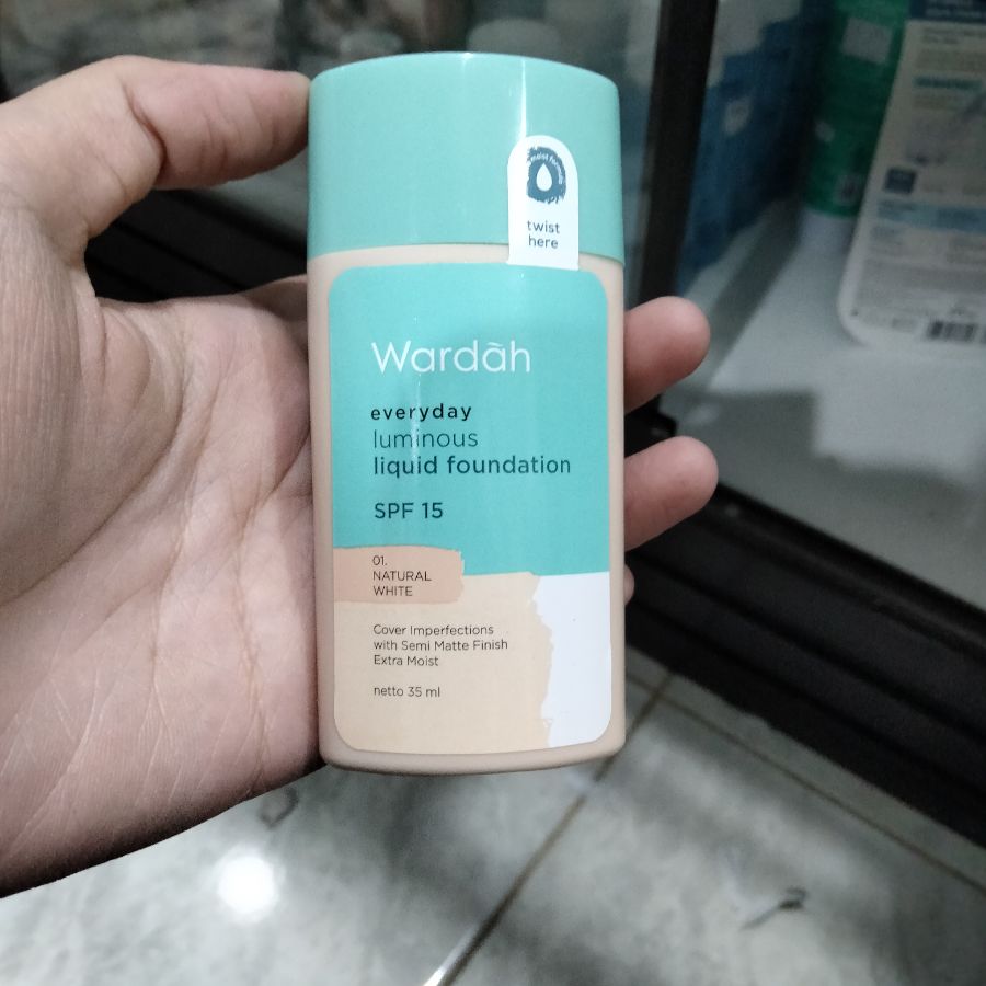Wardah Everyday Luminous Liquid Foundation SPF 15 No.01 Natural White 35ml