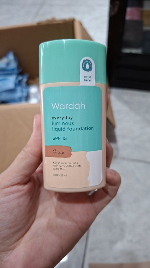 Wardah Everyday Luminous Liquid Foundation SPF 15 No.04 Natural 35ml