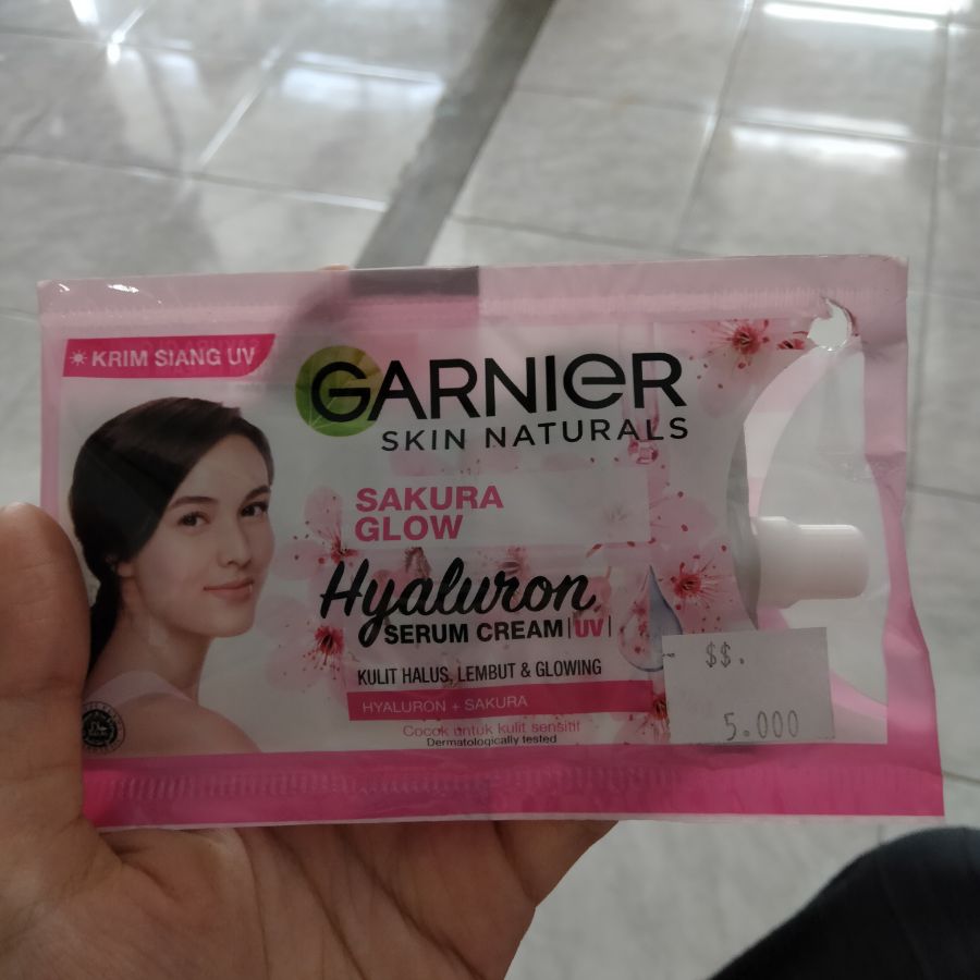 Garnier Skin Naturals Sakura Glow Hyaluron Serum Cream